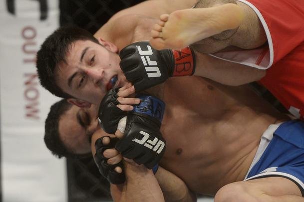 Imagens do UFC Fight Night 56, em Uberlndia - Diego Rivas (bermuda azul) venceu Rodolfo Rubio por deciso unnime