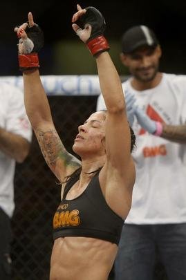 Imagens do UFC Fight Night 56, em Uberlndia - Juliana Lima (roupa preta) venceu Nina Ansaroff por deciso unnime