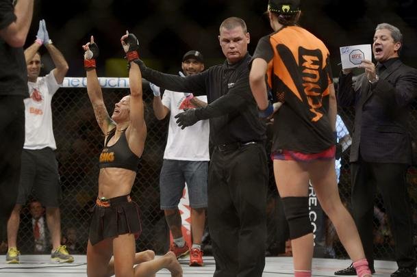 Imagens do UFC Fight Night 56, em Uberlndia - Juliana Lima (roupa preta) venceu Nina Ansaroff por deciso unnime