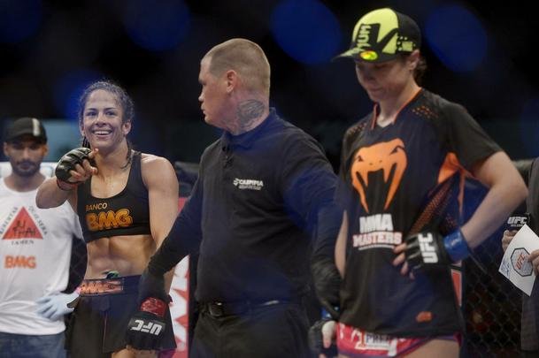 Imagens do UFC Fight Night 56, em Uberlndia - Juliana Lima (roupa preta) venceu Nina Ansaroff por deciso unnime