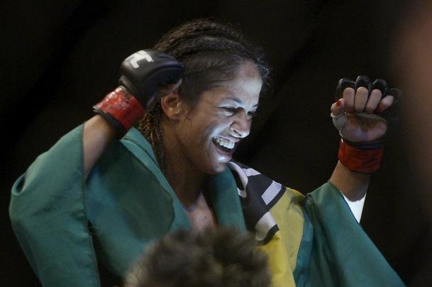 Imagens do UFC Fight Night 56, em Uberlndia - Juliana Lima (roupa preta) venceu Nina Ansaroff por deciso unnime