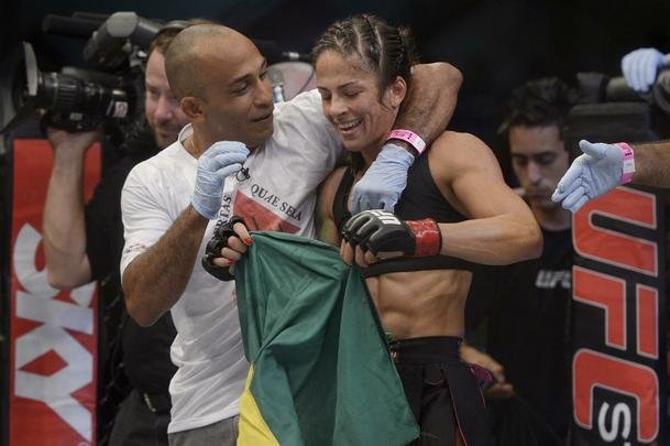 Imagens do UFC Fight Night 56, em Uberlndia - Juliana Lima (roupa preta) venceu Nina Ansaroff por deciso unnime