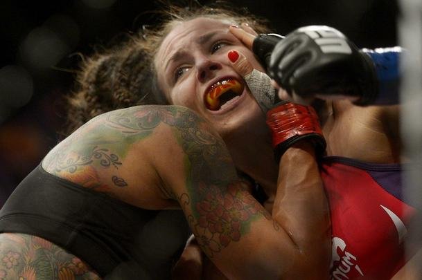 Imagens do UFC Fight Night 56, em Uberlndia - Juliana Lima (roupa preta) venceu Nina Ansaroff por deciso unnime