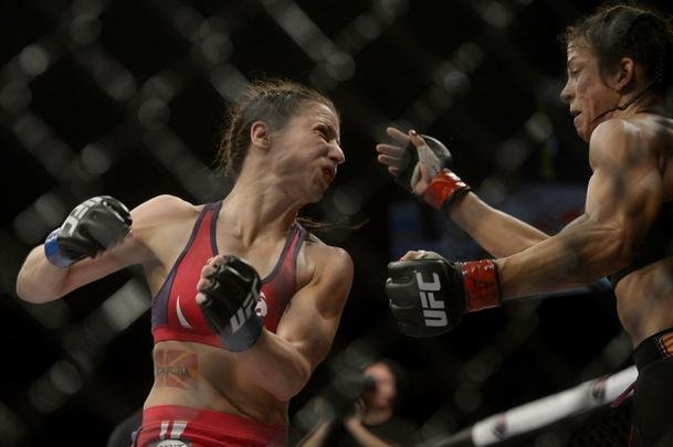 Imagens do UFC Fight Night 56, em Uberlndia - Juliana Lima (roupa preta) venceu Nina Ansaroff por deciso unnime