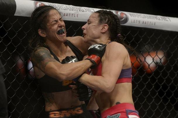 Imagens do UFC Fight Night 56, em Uberlndia - Juliana Lima (roupa preta) venceu Nina Ansaroff por deciso unnime