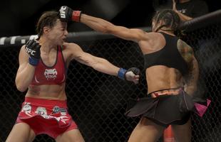 Imagens do UFC Fight Night 56, em Uberlndia - Juliana Lima (roupa preta) venceu Nina Ansaroff por deciso unnime
