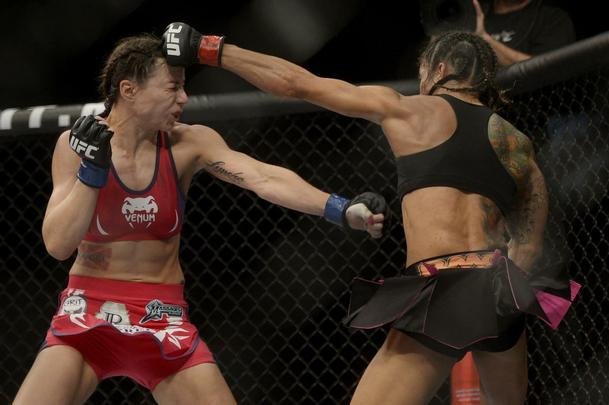 Imagens do UFC Fight Night 56, em Uberlndia - Juliana Lima (roupa preta) venceu Nina Ansaroff por deciso unnime