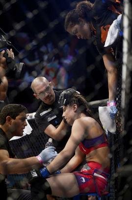 Imagens do UFC Fight Night 56, em Uberlndia - Juliana Lima (roupa preta) venceu Nina Ansaroff por deciso unnime