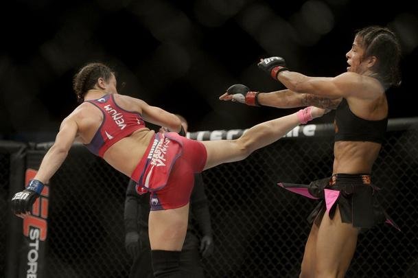 Imagens do UFC Fight Night 56, em Uberlndia - Juliana Lima (roupa preta) venceu Nina Ansaroff por deciso unnime