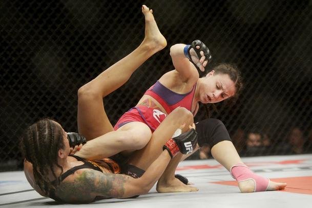 Imagens do UFC Fight Night 56, em Uberlndia - Juliana Lima (roupa preta) venceu Nina Ansaroff por deciso unnime