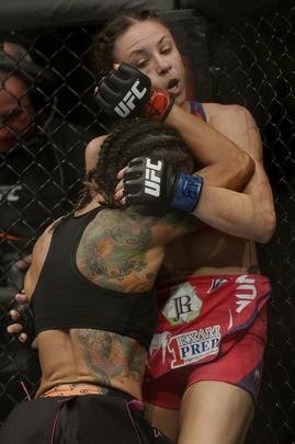 Imagens do UFC Fight Night 56, em Uberlndia - Juliana Lima (roupa preta) venceu Nina Ansaroff por deciso unnime