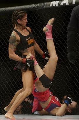 Imagens do UFC Fight Night 56, em Uberlndia - Juliana Lima (roupa preta) venceu Nina Ansaroff por deciso unnime