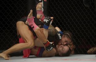Imagens do UFC Fight Night 56, em Uberlndia - Juliana Lima (roupa preta) venceu Nina Ansaroff por deciso unnime