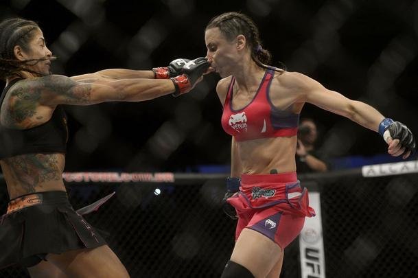 Imagens do UFC Fight Night 56, em Uberlndia - Juliana Lima (roupa preta) venceu Nina Ansaroff por deciso unnime