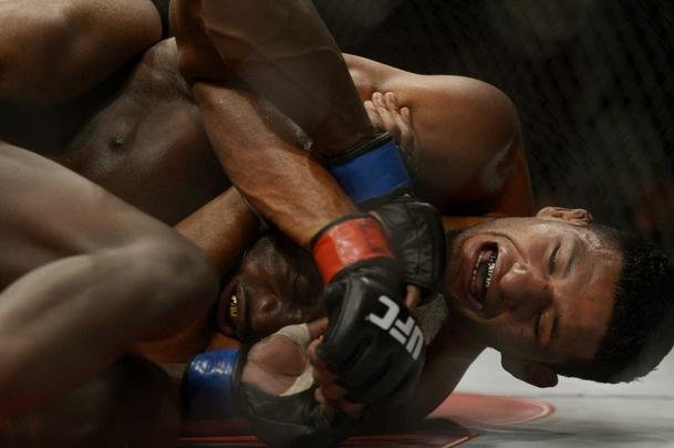 Imagens do UFC Fight Night 56, em Uberlndia - Dhiego Lima (bermuda preta) venceu Jorge Blade por deciso unnime