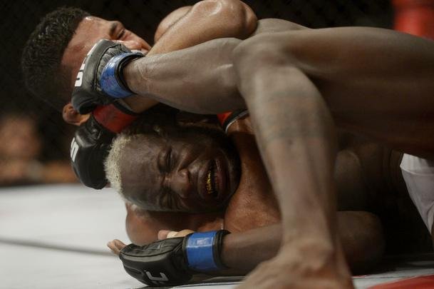 Imagens do UFC Fight Night 56, em Uberlndia - Dhiego Lima (bermuda preta) venceu Jorge Blade por deciso unnime