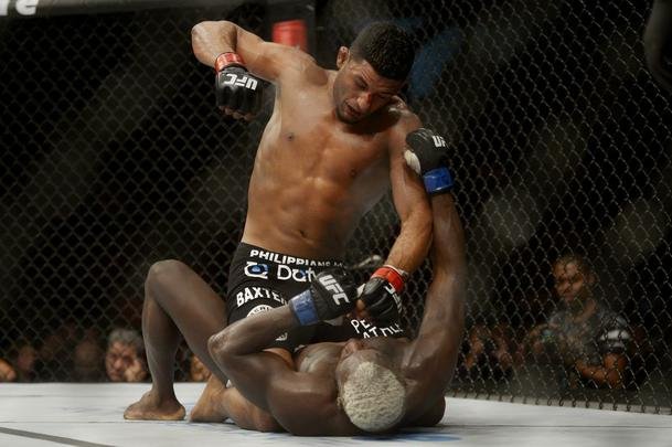 Imagens do UFC Fight Night 56, em Uberlndia - Dhiego Lima (bermuda preta) venceu Jorge Blade por deciso unnime