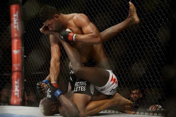 Imagens do UFC Fight Night 56, em Uberlndia - Dhiego Lima (bermuda preta) venceu Jorge Blade por deciso unnime