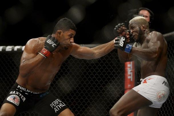 Imagens do UFC Fight Night 56, em Uberlndia - Dhiego Lima (bermuda preta) venceu Jorge Blade por deciso unnime