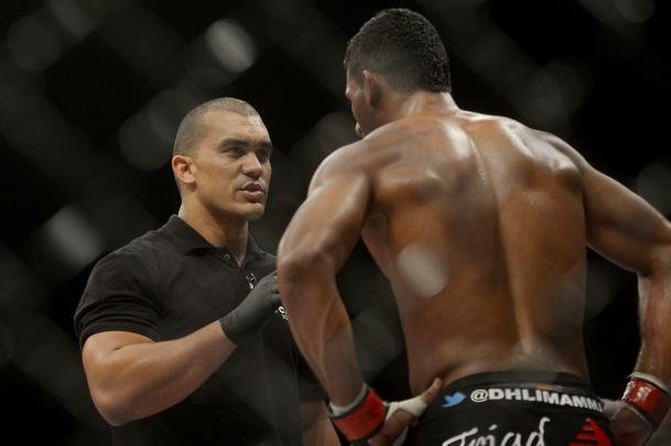Imagens do UFC Fight Night 56, em Uberlndia - Dhiego Lima (bermuda preta) venceu Jorge Blade por deciso unnime