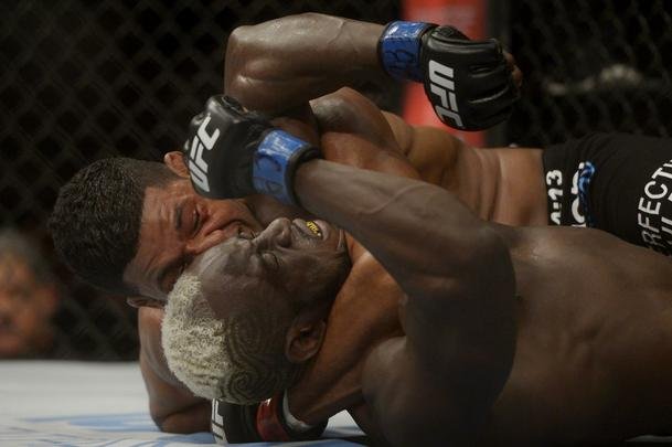 Imagens do UFC Fight Night 56, em Uberlndia - Dhiego Lima (bermuda preta) venceu Jorge Blade por deciso unnime