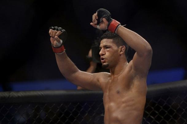 Imagens do UFC Fight Night 56, em Uberlndia - Dhiego Lima (bermuda preta) venceu Jorge Blade por deciso unnime