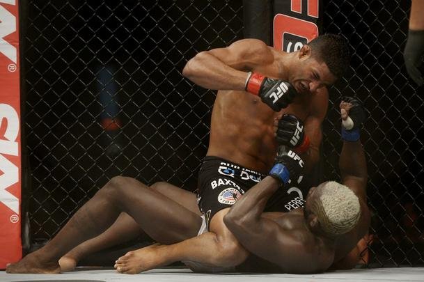 Imagens do UFC Fight Night 56, em Uberlndia - Dhiego Lima (bermuda preta) venceu Jorge Blade por deciso unnime