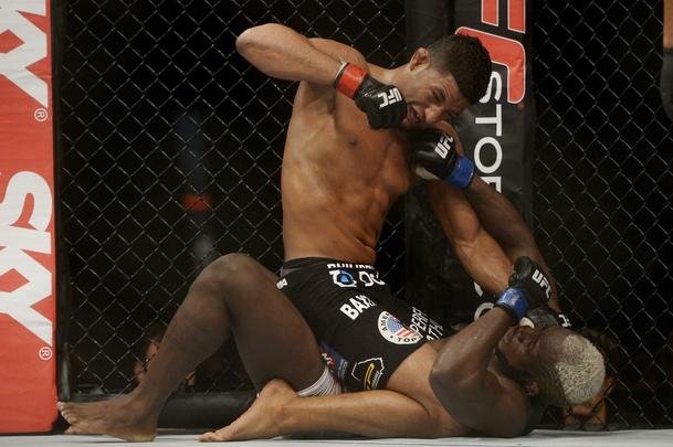 Imagens do UFC Fight Night 56, em Uberlndia - Dhiego Lima (bermuda preta) venceu Jorge Blade por deciso unnime
