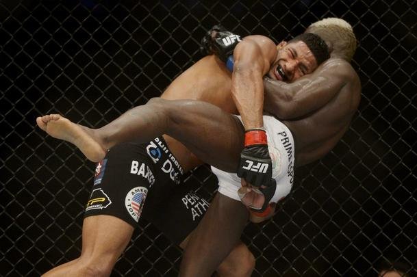 Imagens do UFC Fight Night 56, em Uberlndia - Dhiego Lima (bermuda preta) venceu Jorge Blade por deciso unnime