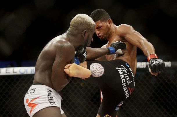 Imagens do UFC Fight Night 56, em Uberlndia - Dhiego Lima (bermuda preta) venceu Jorge Blade por deciso unnime