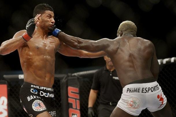 Imagens do UFC Fight Night 56, em Uberlndia - Dhiego Lima (bermuda preta) venceu Jorge Blade por deciso unnime