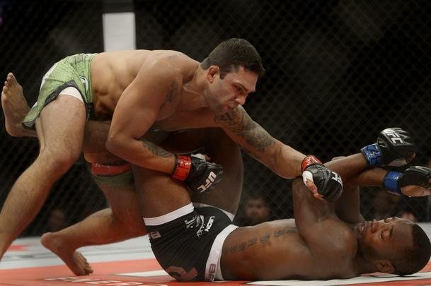 Imagens do UFC Fight Night 56, em Uberlndia - Cludio Hannibal (bermuda verde) venceu Leon Edwards por deciso dividida