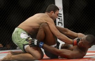 Imagens do UFC Fight Night 56, em Uberlndia - Cludio Hannibal (bermuda verde) venceu Leon Edwards por deciso dividida