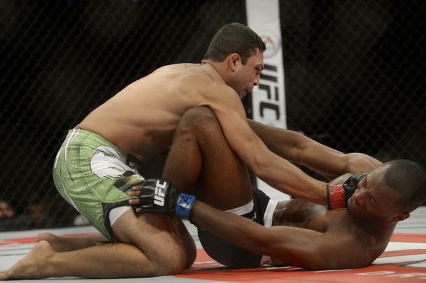 Imagens do UFC Fight Night 56, em Uberlndia - Cludio Hannibal (bermuda verde) venceu Leon Edwards por deciso dividida
