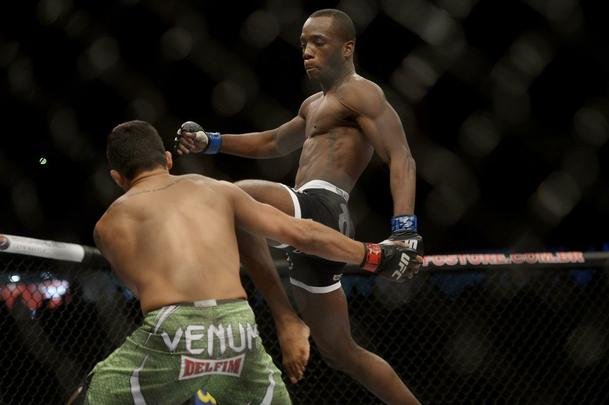 Imagens do UFC Fight Night 56, em Uberlndia - Cludio Hannibal (bermuda verde) venceu Leon Edwards por deciso dividida