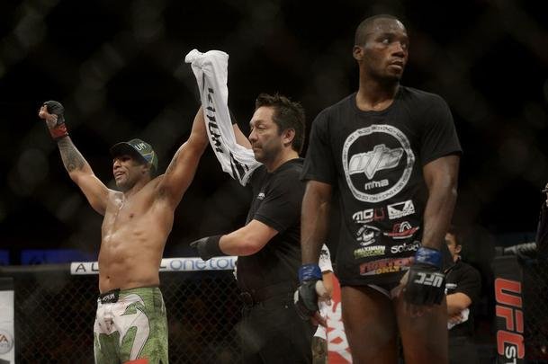 Imagens do UFC Fight Night 56, em Uberlndia - Cludio Hannibal (bermuda verde) venceu Leon Edwards por deciso dividida