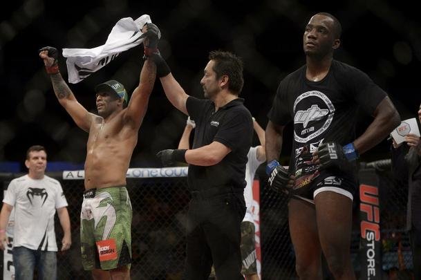 Imagens do UFC Fight Night 56, em Uberlndia - Cludio Hannibal (bermuda verde) venceu Leon Edwards por deciso dividida