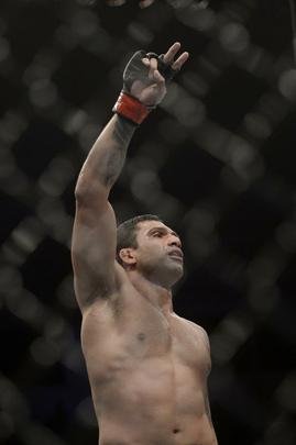 Imagens do UFC Fight Night 56, em Uberlndia - Cludio Hannibal (bermuda verde) venceu Leon Edwards por deciso dividida