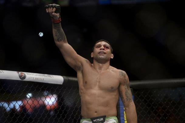 Imagens do UFC Fight Night 56, em Uberlndia - Cludio Hannibal (bermuda verde) venceu Leon Edwards por deciso dividida