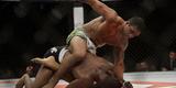 Imagens do UFC Fight Night 56, em Uberlândia - Cláudio Hannibal (bermuda verde) venceu Leon Edwards por decisão dividida