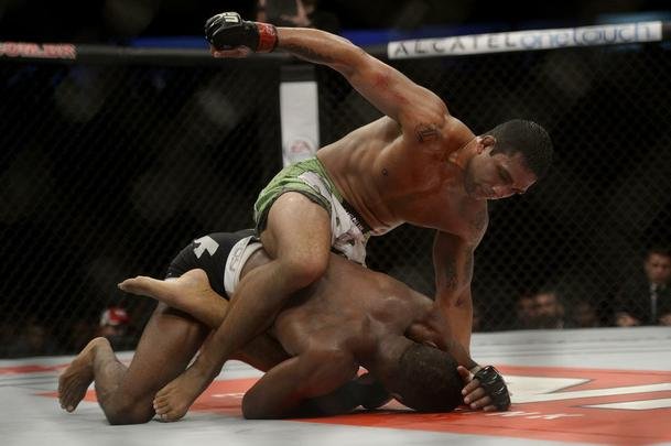 Imagens do UFC Fight Night 56, em Uberlndia - Cludio Hannibal (bermuda verde) venceu Leon Edwards por deciso dividida