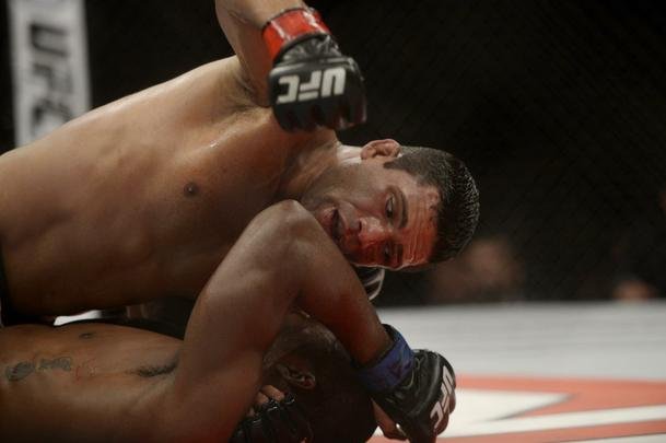 Imagens do UFC Fight Night 56, em Uberlndia - Cludio Hannibal (bermuda verde) venceu Leon Edwards por deciso dividida