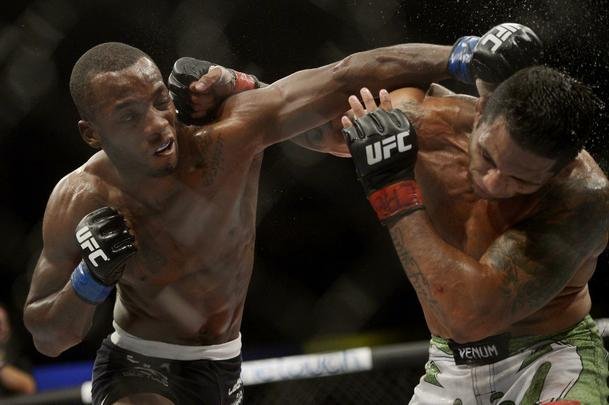 Imagens do UFC Fight Night 56, em Uberlndia - Cludio Hannibal (bermuda verde) venceu Leon Edwards por deciso dividida