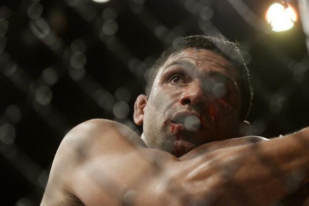 Imagens do UFC Fight Night 56, em Uberlndia - Cludio Hannibal (bermuda verde) venceu Leon Edwards por deciso dividida