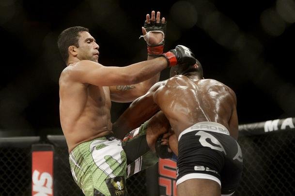 Imagens do UFC Fight Night 56, em Uberlndia - Cludio Hannibal (bermuda verde) venceu Leon Edwards por deciso dividida