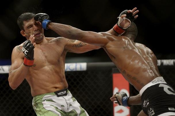 Imagens do UFC Fight Night 56, em Uberlndia - Cludio Hannibal (bermuda verde) venceu Leon Edwards por deciso dividida