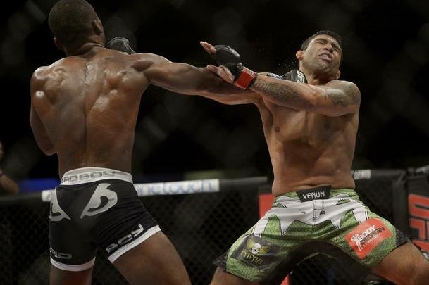 Imagens do UFC Fight Night 56, em Uberlndia - Cludio Hannibal (bermuda verde) venceu Leon Edwards por deciso dividida