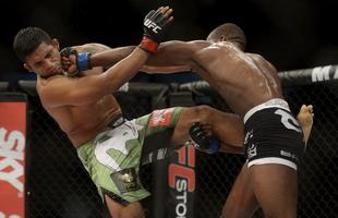 Imagens do UFC Fight Night 56, em Uberlndia - Cludio Hannibal (bermuda verde) venceu Leon Edwards por deciso dividida