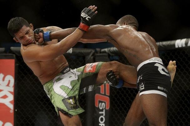 Imagens do UFC Fight Night 56, em Uberlndia - Cludio Hannibal (bermuda verde) venceu Leon Edwards por deciso dividida