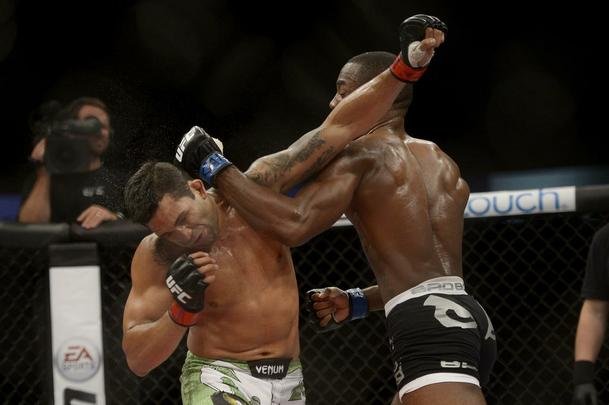 Imagens do UFC Fight Night 56, em Uberlndia - Cludio Hannibal (bermuda verde) venceu Leon Edwards por deciso dividida